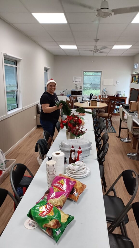 setting up the long table inside










arranging the tables and decorations inside